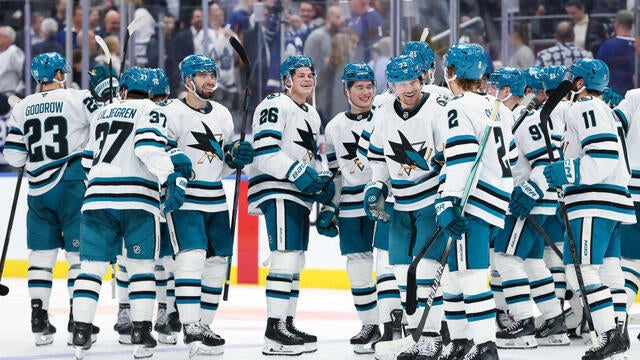 sharks-maple-leafs-2202662031.jpg 